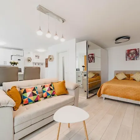 Masterpiece Studio- Free Parking, Wi-fi, Netflix Апартаменти